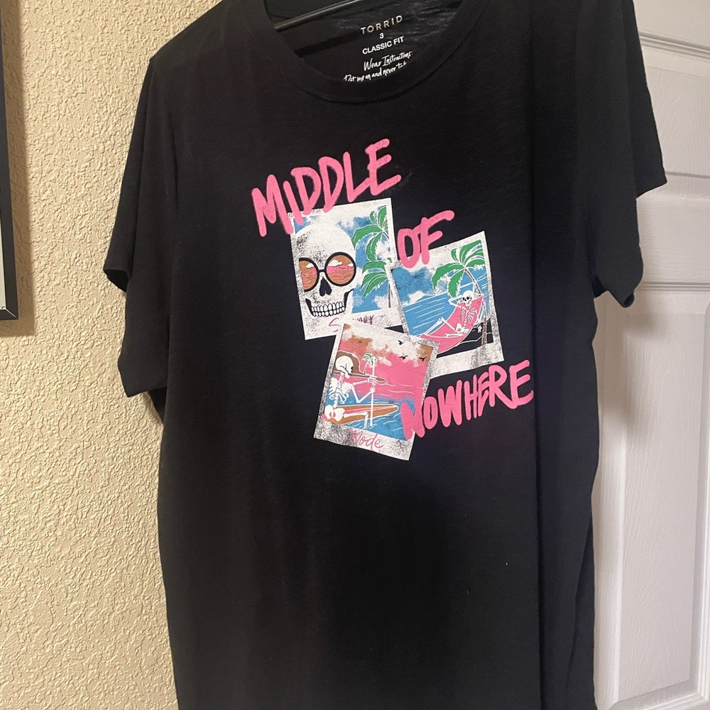 torrid Black Graphic 'Middle of Nowhere' Tee with Neon Pink Print skulls sz3x